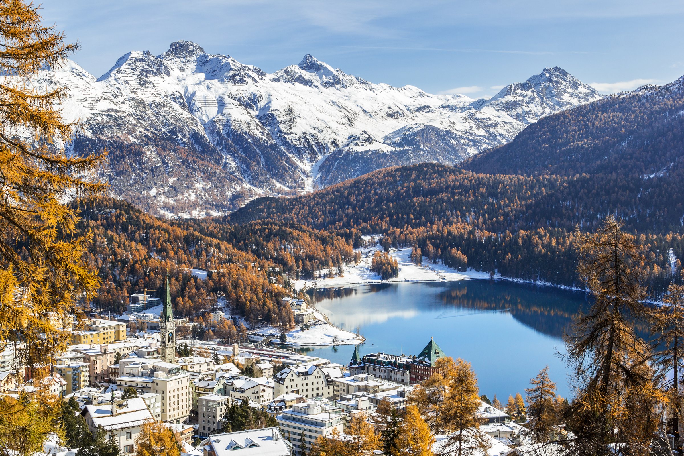 St. Moritz Dorf mit schiefem Turm, St. Moritzersee und verschneiten Bergen