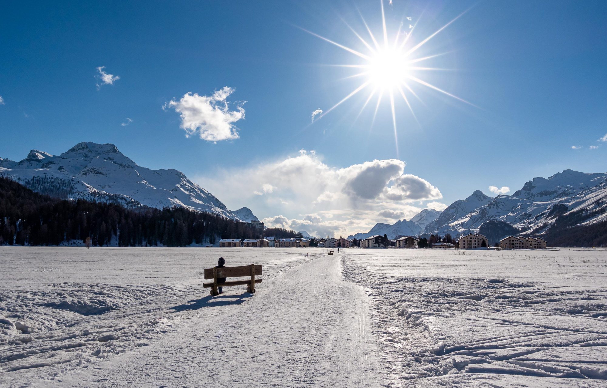 Winterwanderweg am Silvaplanersee mit Bank in der Sonne
