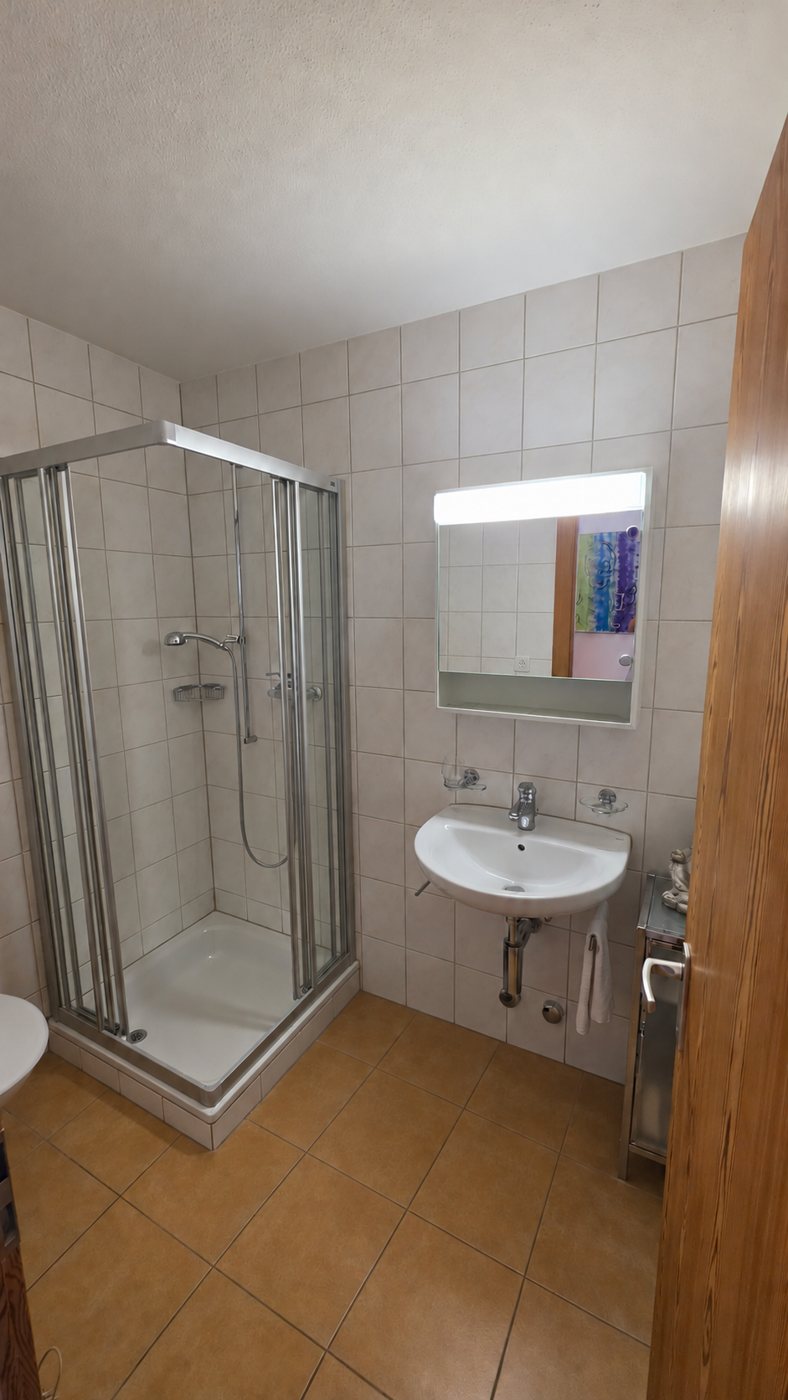 Separate Dusche mit WC